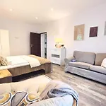 Luxurious, Spacious Apartment, Sauna Included דירה קולובז'ג